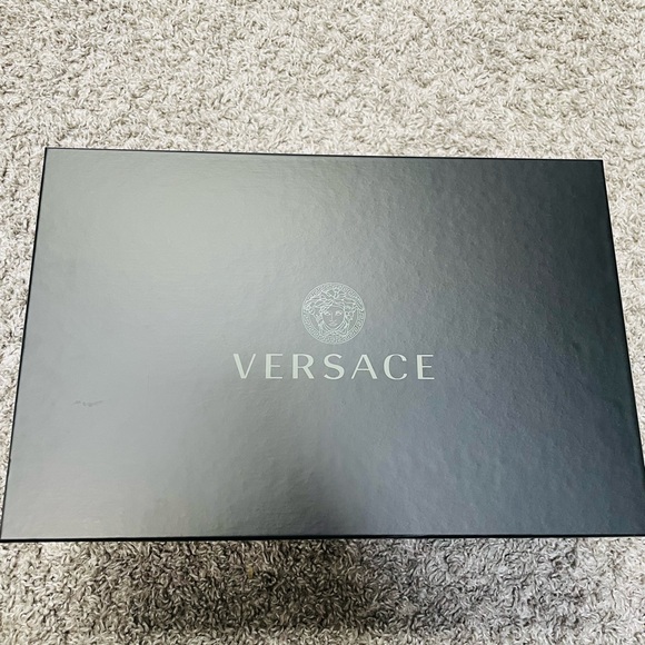 Versace

La Medusa leather slingback bump, size 7.5, brand new but not my size. - Picture 2 of 11